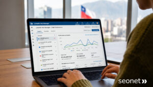 Imagen de notebook navengando en LinkediN Ads. En el paisaje se ve la bandera de Chile.