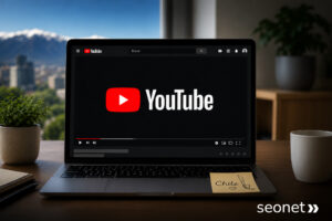 La imagen muestra una pantalla de pc navengando en YouTube. De fondo, el paisaje de Chile.